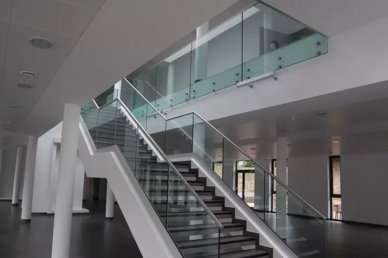 Balustrady z wypełnieniem szkłem bezpiecznym – maksymalna transparentność i najwyższy standard ochrony